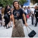 thumbnail image 3 of Falda de leopardo para mujer Faldas de guepardo elásticas de satén de seda de cintura alta hasta la rodilla, TAMAÑO L, 3 of 4