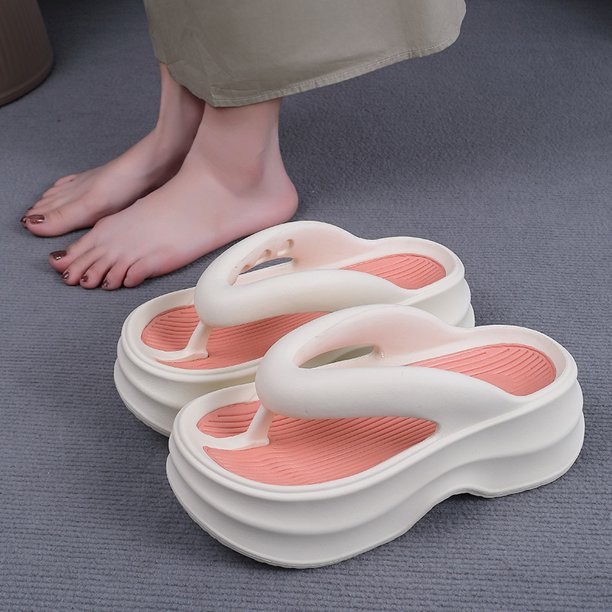 2024 Nuevas zapatillas de mujer antideslizantes con suela blanda elevada, suela blanda de EVA gruesa, plataforma para el hogar, ropa de calle de una línea, sandalias de playa de verano