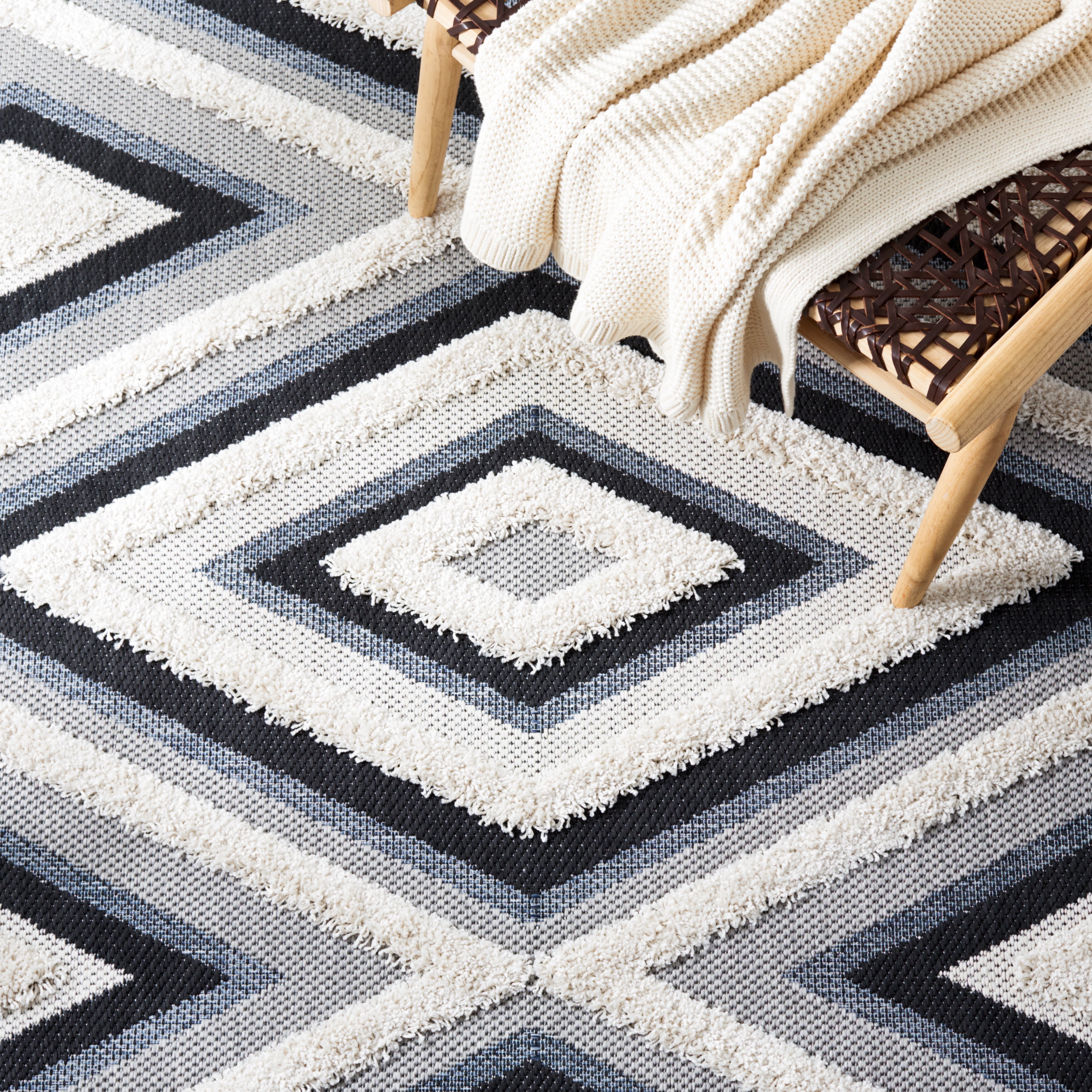 SAFAVIEH Cottage Ferdinand Geometric Indoor/Outdoor Area Rug, Ivory/Black, 6'7" x 6'7" Square