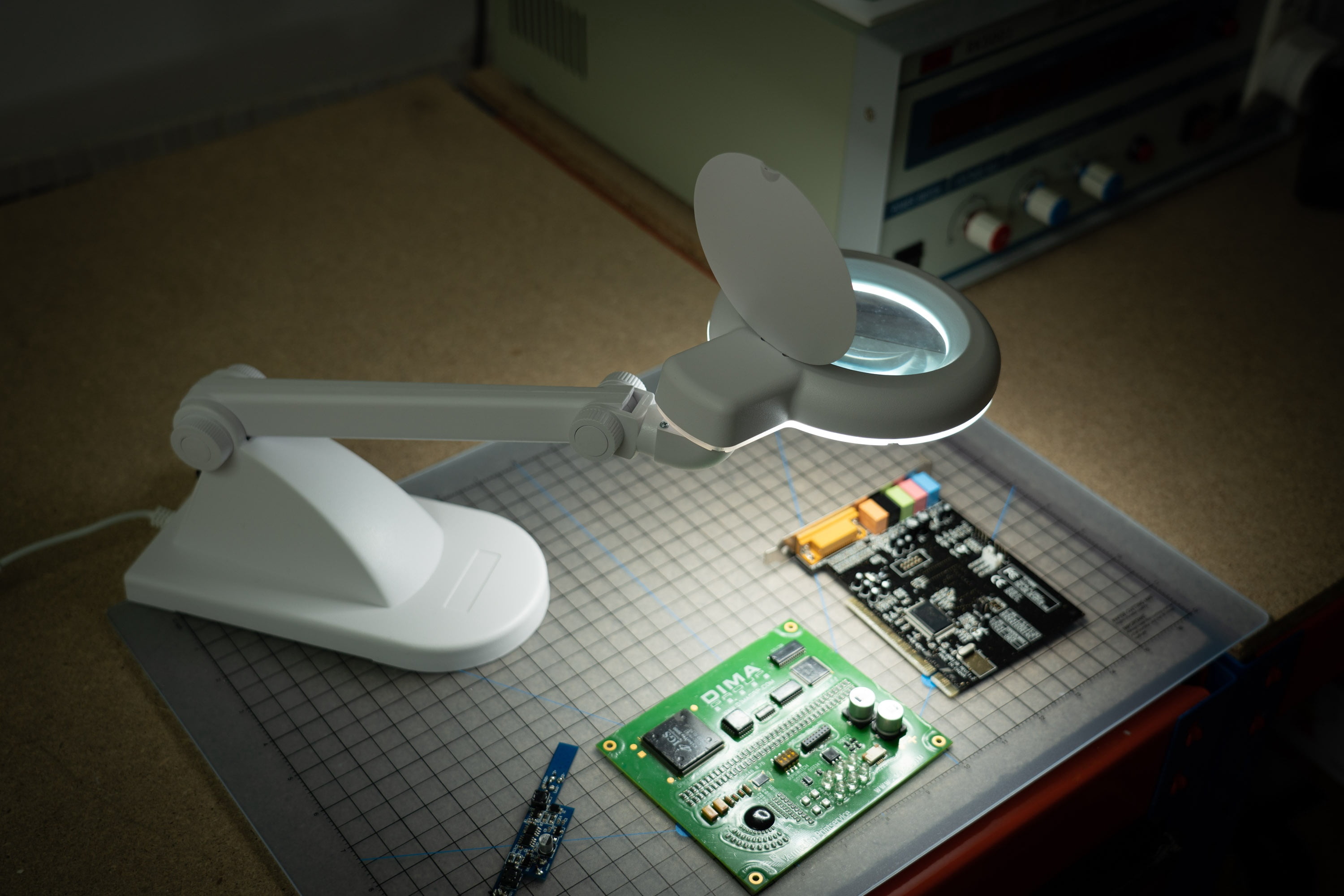 Daylight LED Magnifying Table Lamp