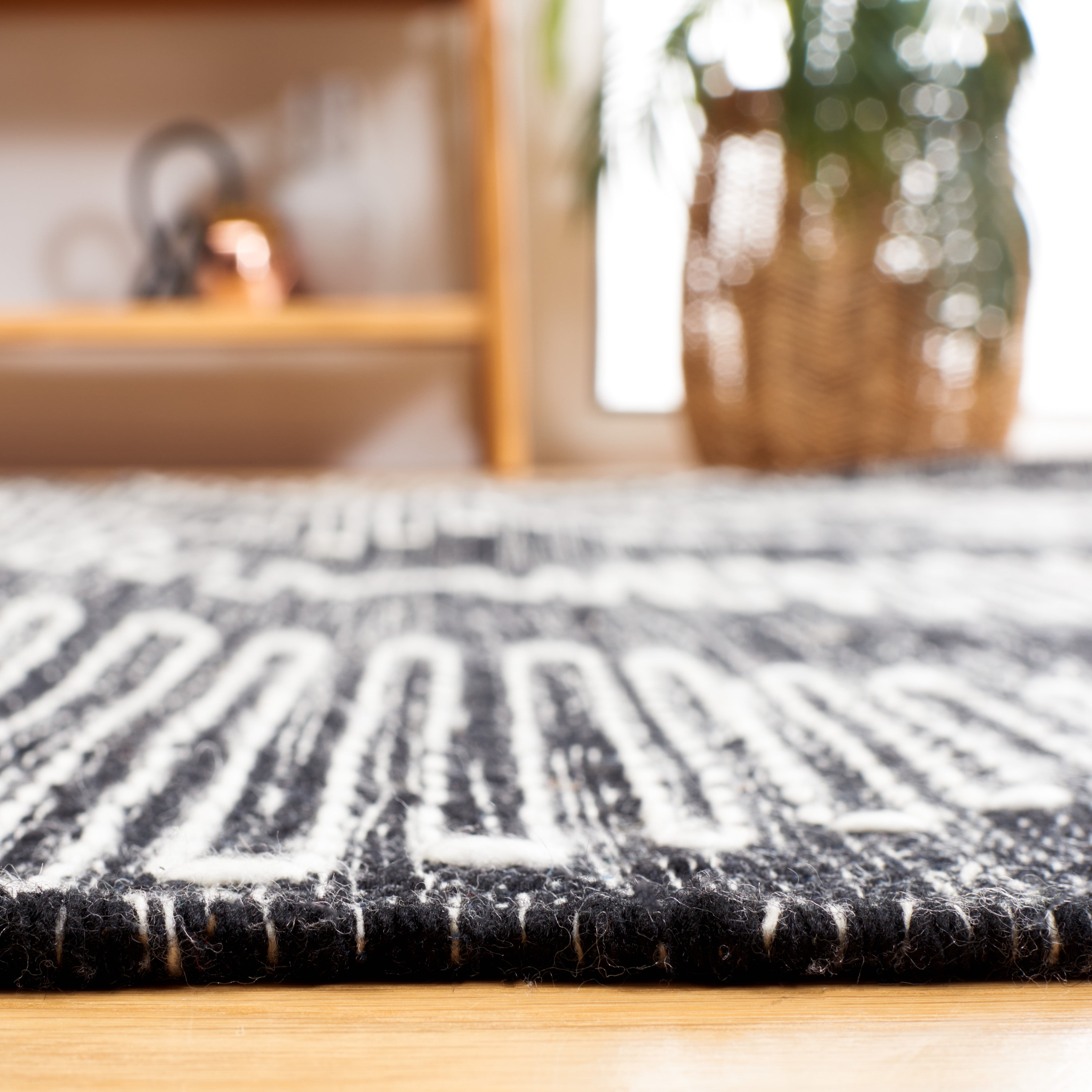 SAFAVIEH Kilim Angel Diamond Polyester Area Rug, Black/Ivory, 5' x 8'