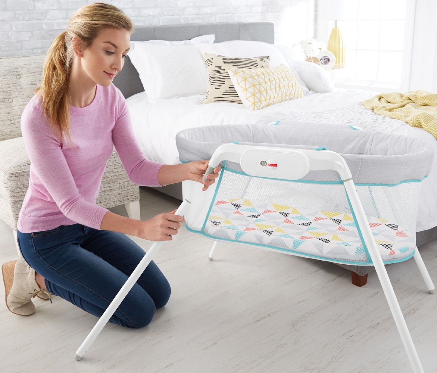 Fisher-Price Stow 'n Go Bassinet