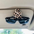 thumbnail image 2 of Soporte magnético de cuero para gafas de sol de coche FLYEEGO estampado de guepardo, 2 of 6