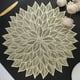 thumbnail image 1 of Manteles individuales de vinilo prensado con hojas, manteles metálicos con apariencia elegante y aislamiento térmico, diseño antideslizante, lavable y hueco para comedor, decoración de mesa de cocina, 1 of 5