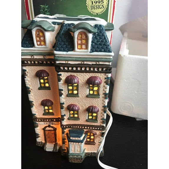 1995 Dickens Collectibles Towne Series Porcelain Lighted House - Hotel 293-9205