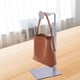 thumbnail image 5 of Expositor de bolsos y carteras con un solo gancho de metal, soporte de acero inoxidable para bolsos. barra redonda, 5 of 6