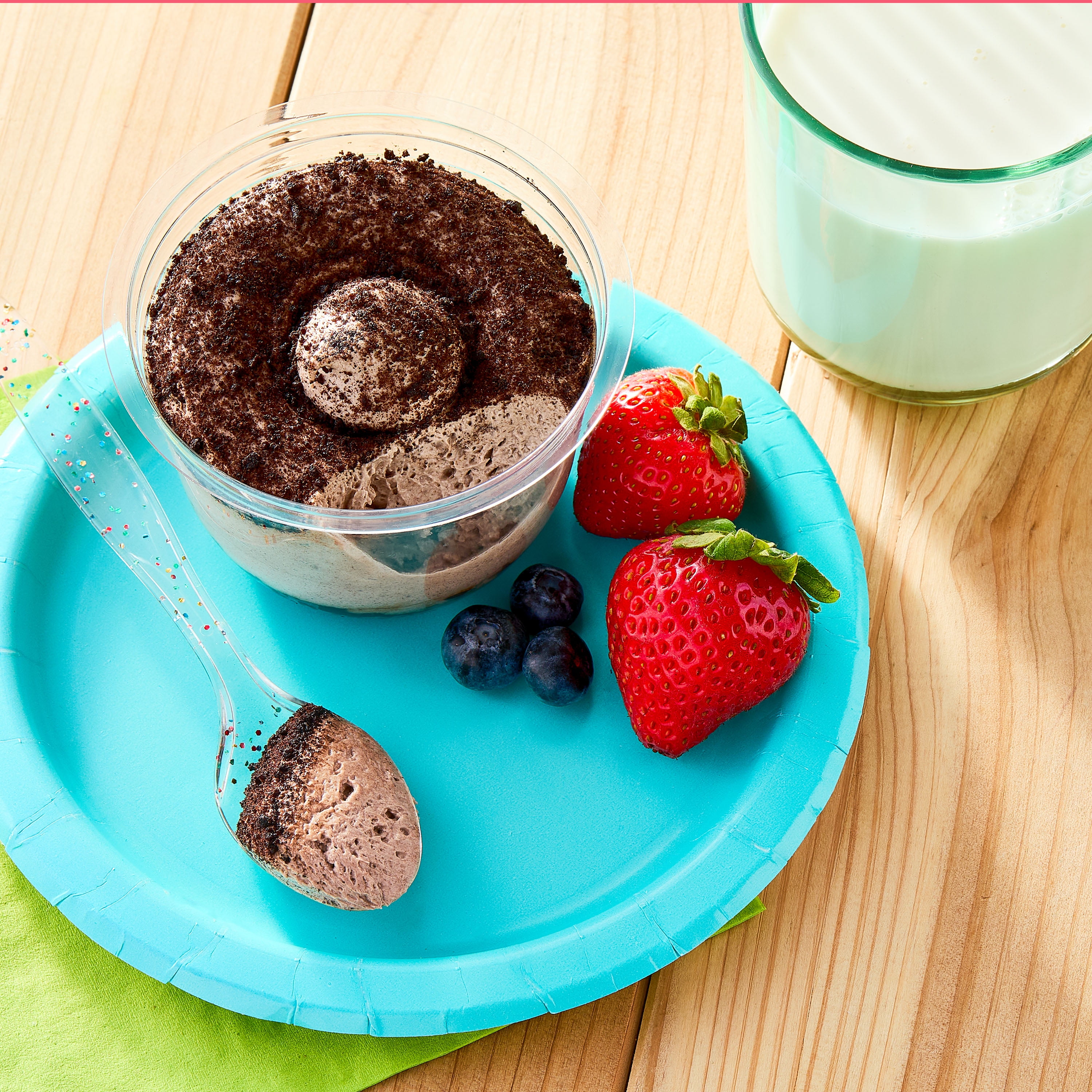 Marketside Chocolate Cookies 'n Crème Mousse Dessert Cup, Cookie Piece Topping, Creamy, 5.25 oz (Refrigerated)