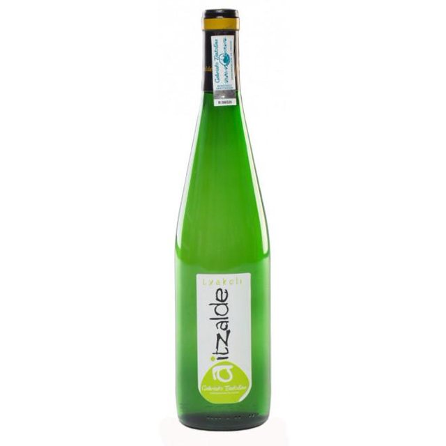 vino blanco aitzalde txacoli 750 ml aitzalde vino blanco botella verde alta vista frontal con etiqueta vertical blanca y logo Aitzalde; 95% Hondarrabi Zuri y 5% Hondarrabi Beltza, crianza 3 meses en cubas de acero inoxidable, notas cítricas y afrutadas y color amarillo en cata. Venta solo a mayores; evita el exceso.