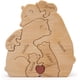 thumbnail image 1 of Adorno de oso de madera personalizado: escultura de oso personalizada con 2 a 8 nombres de familia, regalo de decoración del hogar para mamá, abuela, papá (6 nombres), 1 of 7