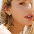 thumbnail image 3 of Pendientes Freekiss Gold Hoop Dainty Knot chapados en oro de 14 quilates, 3 of 7