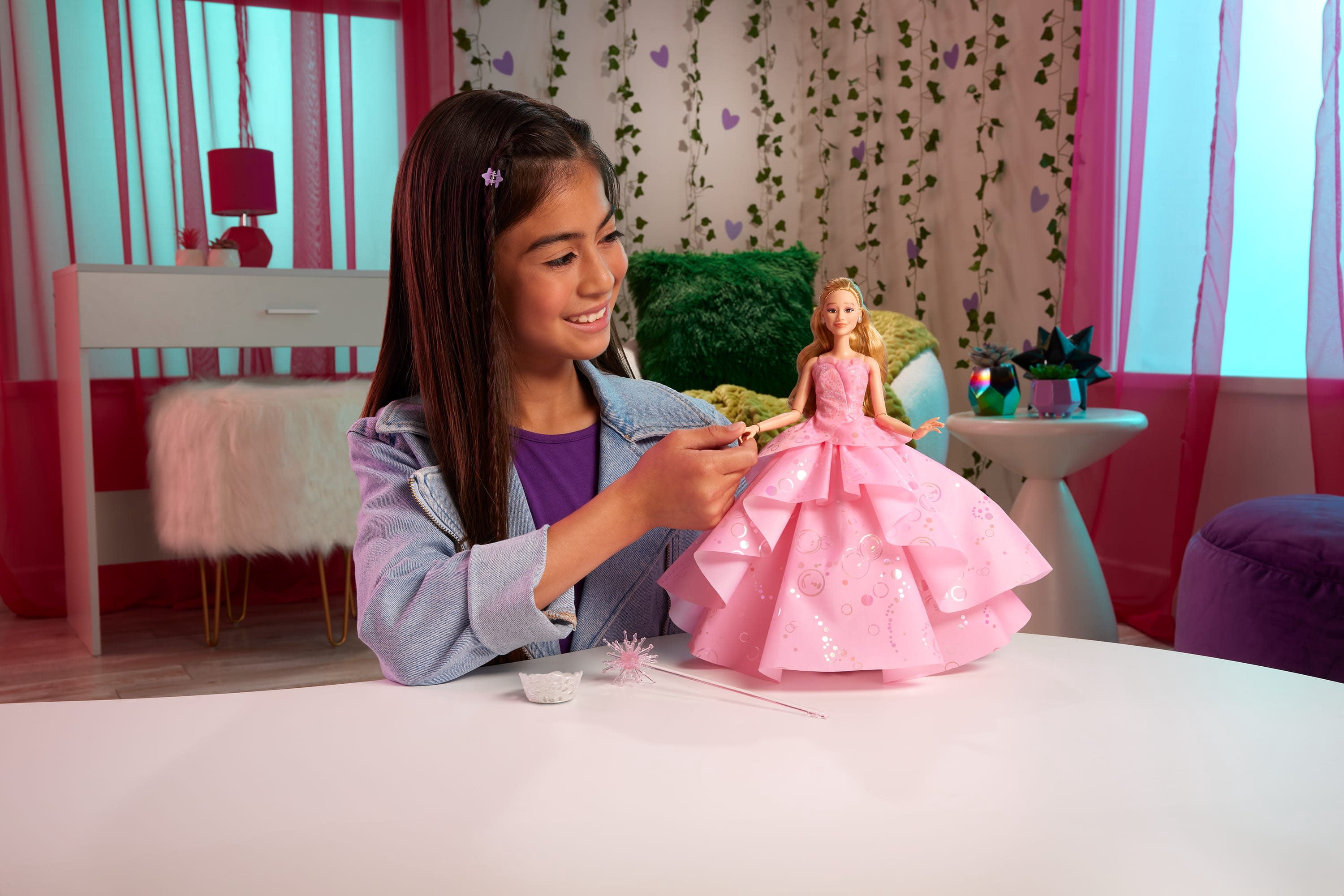 Universal Pictures' Wicked Deluxe Glinda Fashion Doll & Accessories with Removable Outfit
