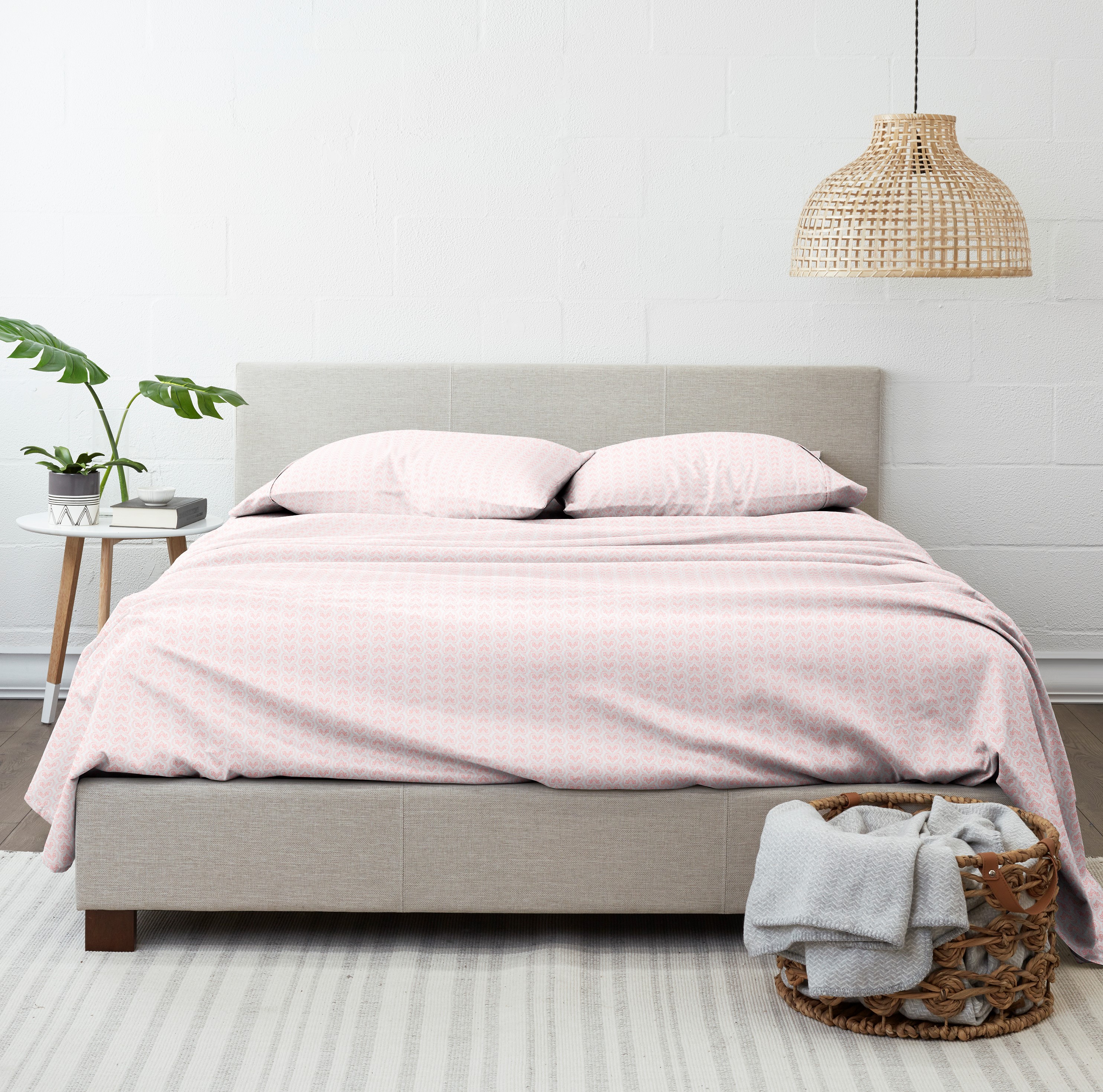Noble Linens 4 Piece Pattern Microfiber Bed Sheets Set, Pink Classic in Pink, California King