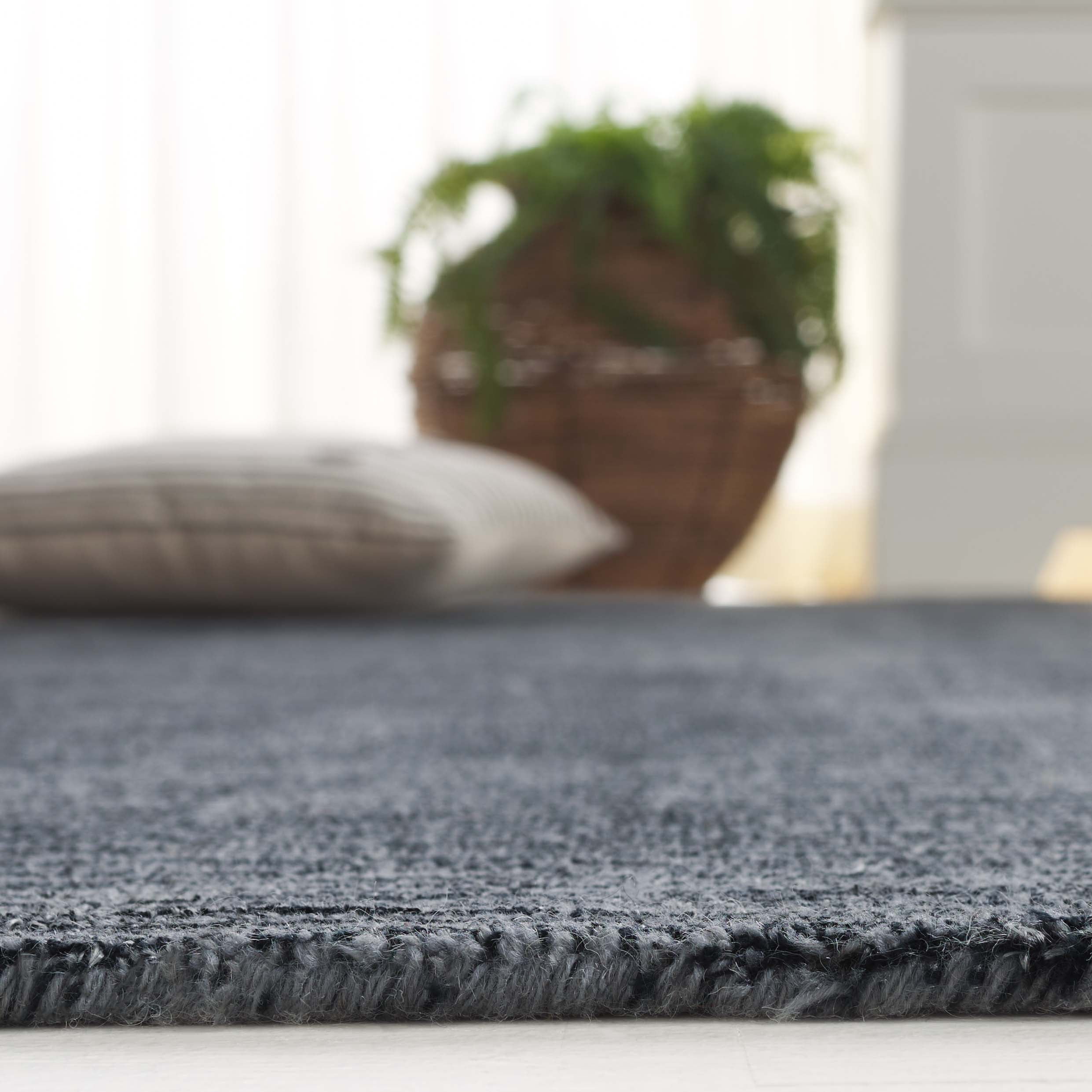 SAFAVIEH Mirage Romayne Distressed Area Rug, Black, 5' x 8'