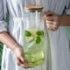 thumbnail image 4 of Jarra de Agua de Vidrio de 1,7 L con Asa, Tapa de Bambú, Resistente Al , Hervidor de Agua FríA y Caliente, Capacidad para Té, Jarra de Jugo de Agua, 4 of 5