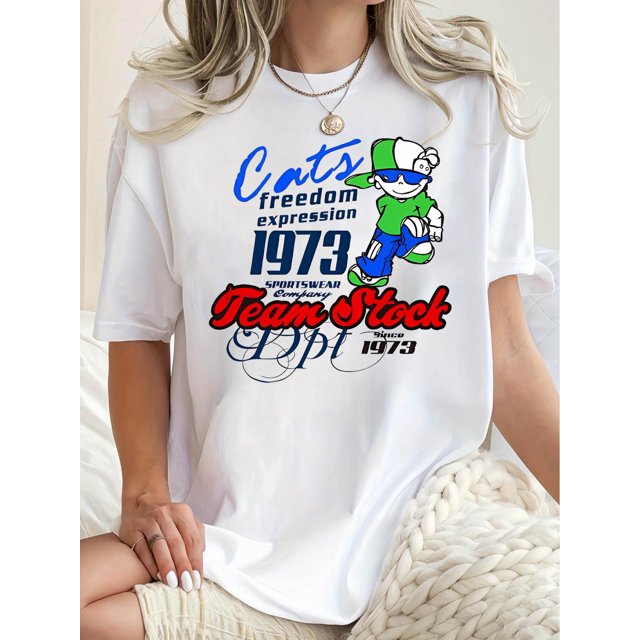 Camiseta de Verano para Mujer Women's Trendy Cartoon Graphic Tee - Casual Short Sleeve Summer Top with "CATS" & "TEAM STOCKholm" Design, Comfortable Polyester Blend, Black with Blue & Red Accents, L