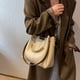 thumbnail image 4 of Bolso de mensajero de moda, bolso de viaje diario de PU, bolso de cubo portátil de un solo hombro, color caqui, 4 of 5