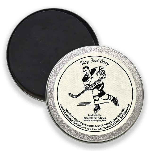 Seattle Sundries Slap Shot Jabón de disco de hockey Idea de regalo de hockey 1 barra (4 oz) de jabón de carbón activado para combatir olores en una lata de regalo retro Natural y hecho a mano