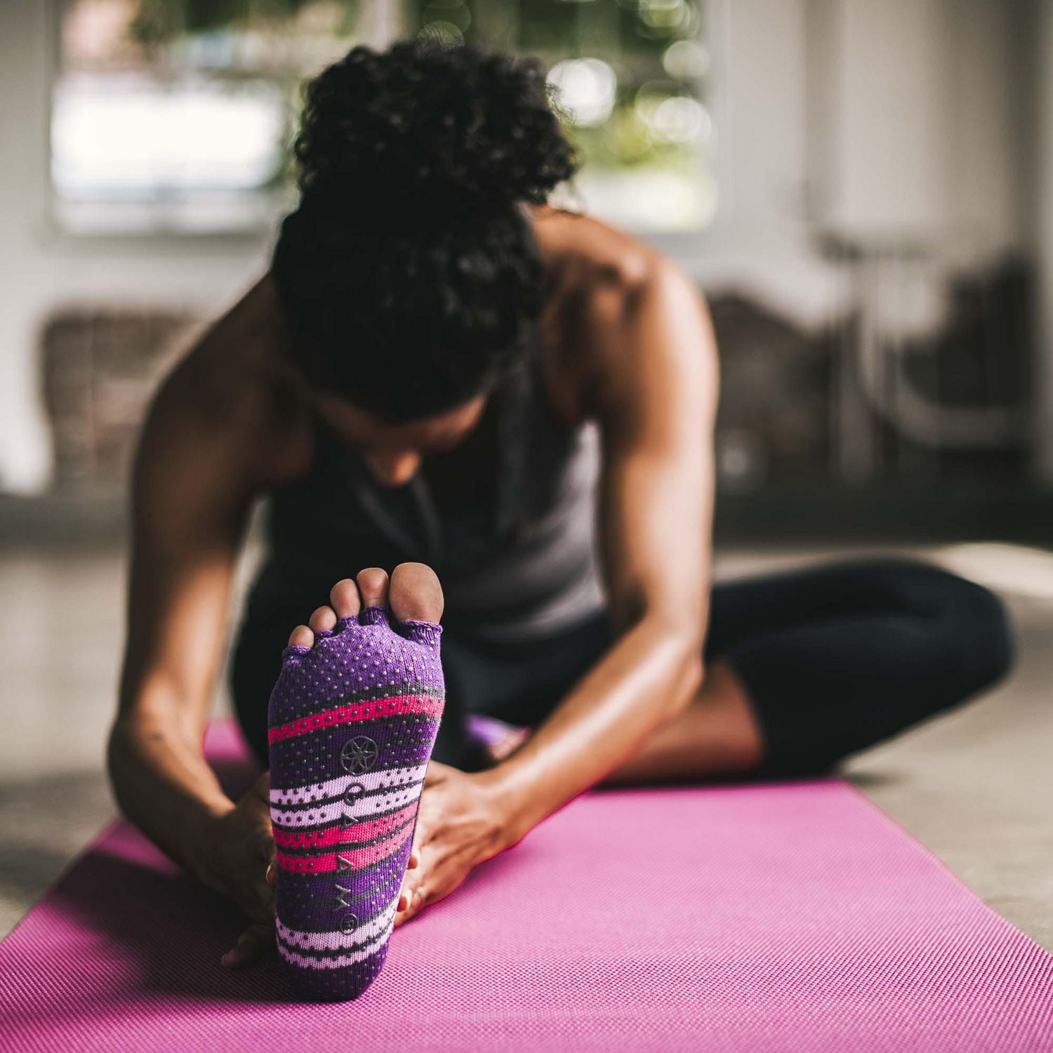 Gaiam Toeless Yoga Socks - S/M - Purple/Pink