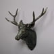 thumbnail image 3 of Elegante estatua de ciervo con tres astas, escultura decorativa para pared, ideal para la sala de estar. Color bronce, 3 of 9