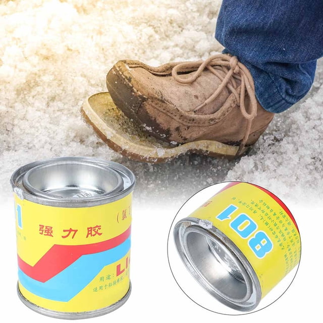 pegamento para zapatos, color amarillo pegamento para zapatos enlatado super adhesivo para zapatos, resistente al impacto para unir goma cuero cerámica madera tela plástico lata metálica de 80ML con etiqueta amarilla y franjas azul-rojas, vista frontal con tapa abierta y detalle lateral; fondo muestra una bota sobre nieve; suele usarse para reparar suelas y fijar piezas desgastadas.