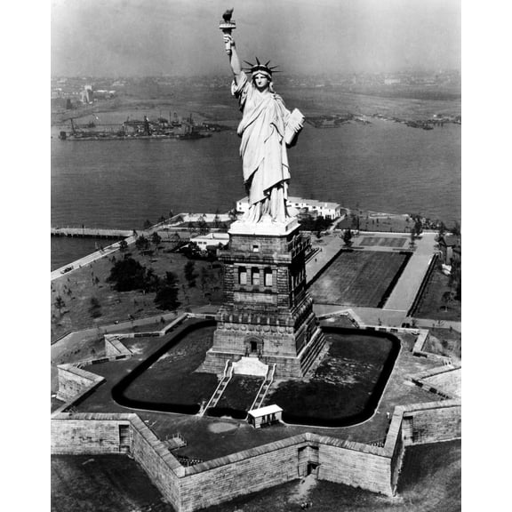 The Statue Of Liberty History (18 x 24)