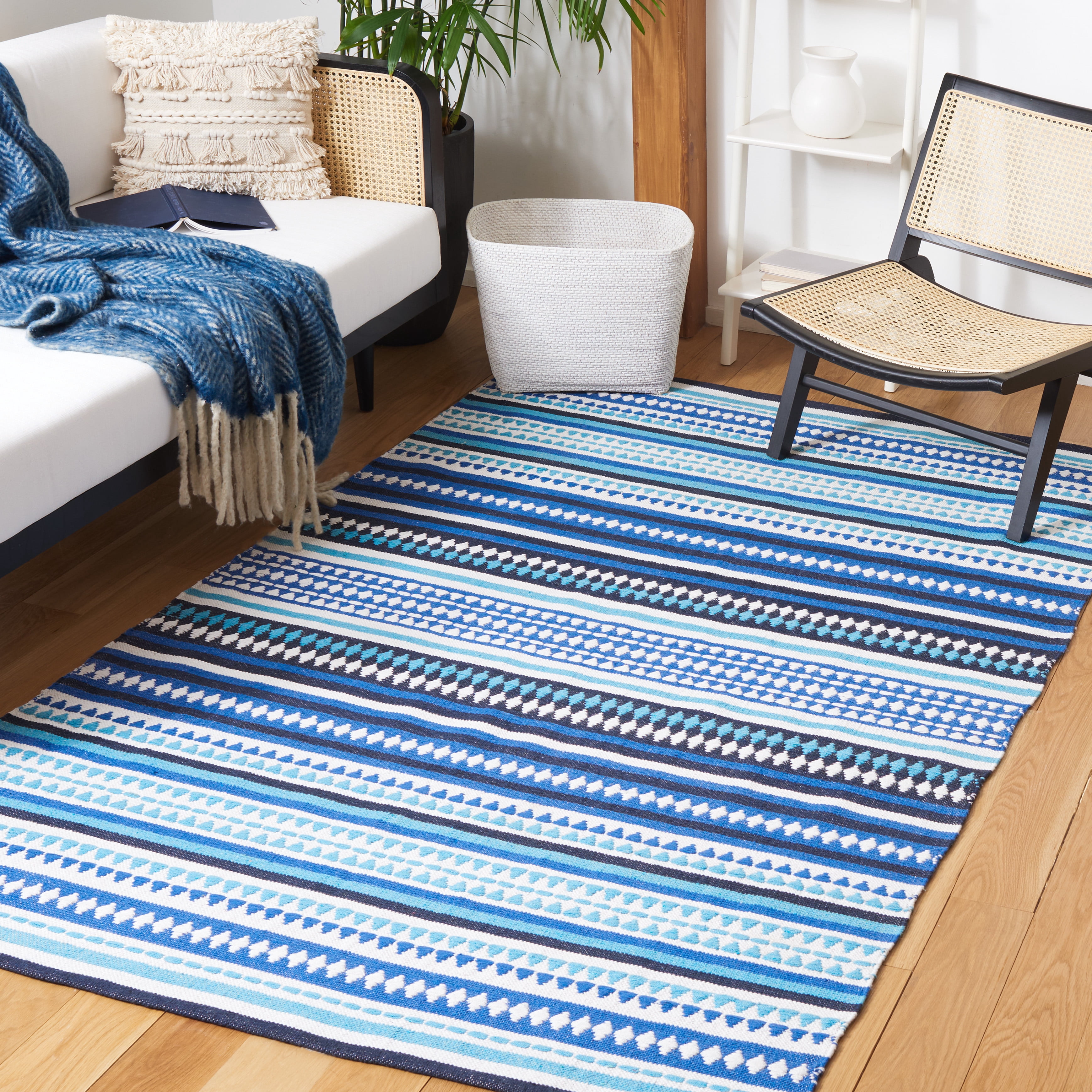 SAFAVIEH Montauk Kenyon Southwestern Cotton Area Rug, Blue/Ivory, 6' x 6' Square