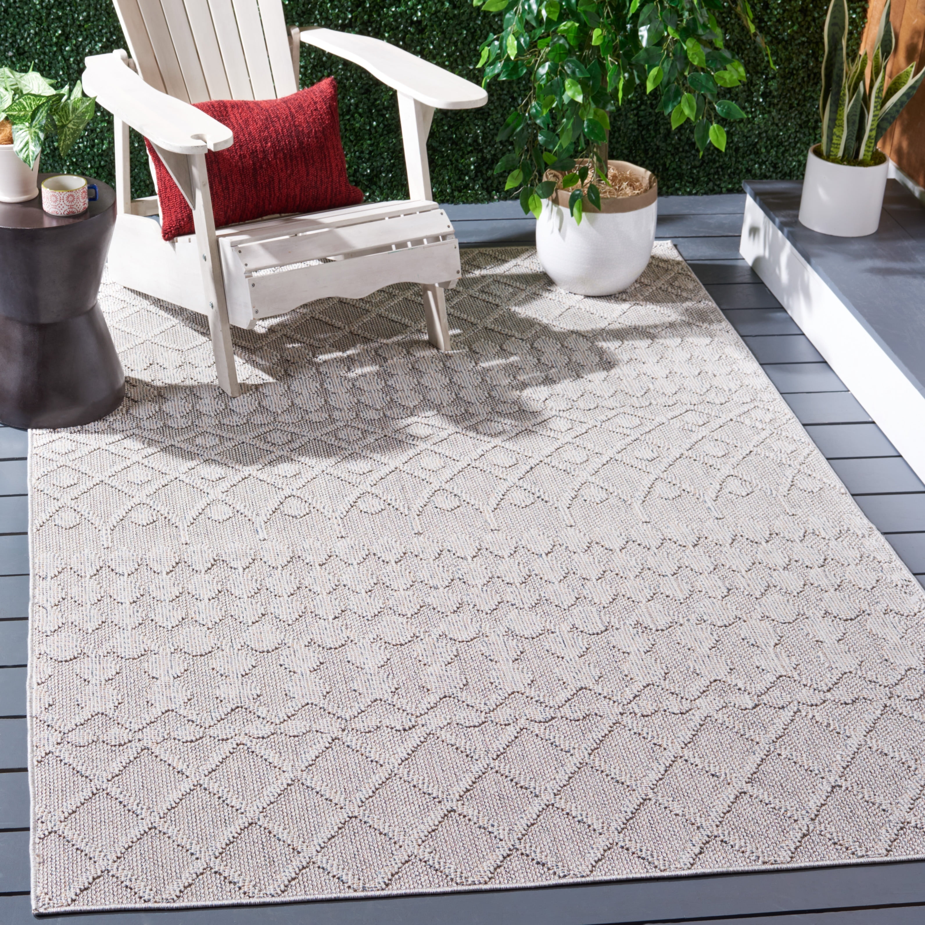 SAFAVIEH Global Regina Diamond Indoor/Outdoor Area Rug, Grey/Ivory, 4' x 6'