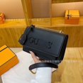 thumbnail image 4 of Bolsos pequeños para mujer 2025, nuevo estilo, bolsos de moda para mujer, bolsos bandolera con cadena y letras, bolsos cuadrados pequeños, 4 of 5