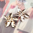 thumbnail image 3 of 1 par de aretes de flores vintage dorados aretes de flores de metal aretes de flores grandes de oro aretes punk exagerados joyería para mujeres y niñas, 3 of 5