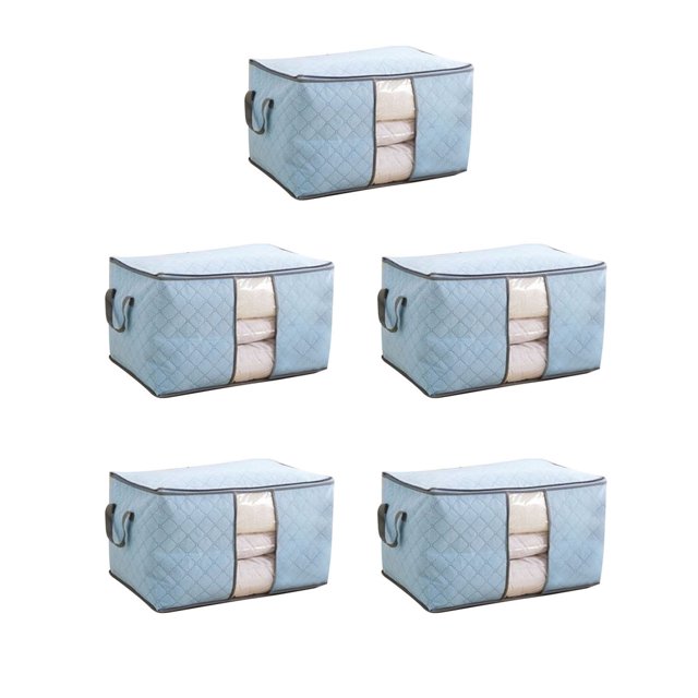 bolsas de almacenamiento plegables para edredones y mantas - tela no tejida, paquete de 5 organizadores de ropa grandes a prueba de polvo de color azul: cinco bolsas rectangulares azules en disposición 3/2, vista frontal 3/4, cada una con asas laterales, panel transparente vertical que muestra edredones enrollados, costuras acolchadas y cierre superior; aptas para guardar ropa de cama en clósets, bajo la cama o en mudanzas.