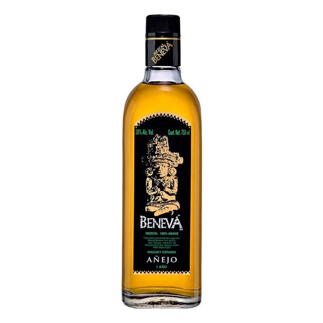 pack de 4 mezcal beneva añejo 1 año 750 ml botella frontal de vidrio ámbar con etiqueta negra vertical que muestra el nombre Beneva y un grabado prehispánico, tapa negra y texto "Añejo 1 año", capacidad 750 ml, bebida mezcal; fondo blanco.