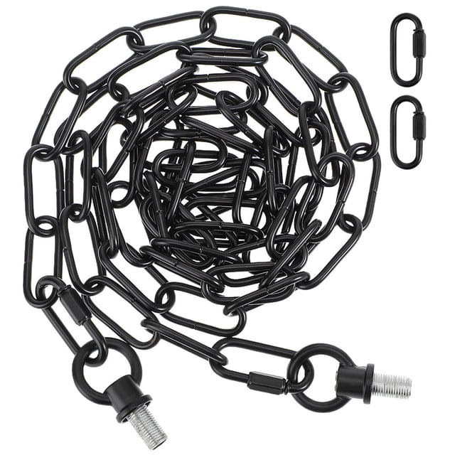 cadena industrial negra para luminarias, cadena negra resistente para plantas colgantes y luminarias swag para uso en interiores y exteriores Cadena lacada negra vista desde arriba con eslabones de hierro alargados enrollados, terminales roscados metálicos en ambos extremos y dos ganchos rápidos negros a la derecha; mide 90 x 3.5 x 0.8 cm (35.37 x 1.38 x 0.31 in), adecuada como soporte para luminaria y candelabros, a menudo usada para instalar luces colgantes en hogares y comercios.