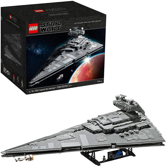kit de construcción destructor estelar imperial lego star wars 75252 nuevo 2020 con 4,784 piezas, vista 3/4 del modelo gris del Destructor Imperial montado en su soporte de exhibición con placa informativa y dos minifiguras imperiales con armas; caja del set visible en el fondo, dimensiones aproximadas 44 cm de alto x 109 cm de largo x 66 cm de ancho. También suele usarse como pieza central de exhibición para colecciones temáticas de Star Wars.