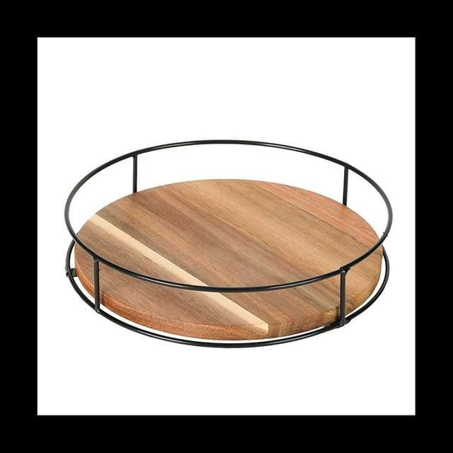organizador giratorio de madera antideslizante para gabinete, despensa, encimera de cocina, refrigerador, especiero, negro carbonizado — vista frontal centrada de un tocadiscos de 23 x 23 x 5 cm con bandeja circular de madera y marco de metal negro carbonizado, baranda lateral abierta y asas integradas; gira 360° para acceder a condimentos y latas, sin ensamblaje, borde bajo para evitar deslizamientos, también se usa a menudo para organizar maquillaje o snacks en tocadores.