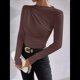 thumbnail image 5 of Camiseta Informal de Larga con Cuello Alto y Fruncido para Mujer, Corte Entallado y Color Liso Color Café S, 5 of 7