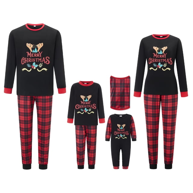 Conjunto de pijamas navideños familiares a juego: camisetas con estampado de astas y pantalones a cuadros. Pijamas de vacaciones para dormir.