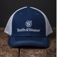 thumbnail image 2 of Gorra de béisbol Hat Smith & Wesson Trucker con emblema azul y gris, 2 of 9