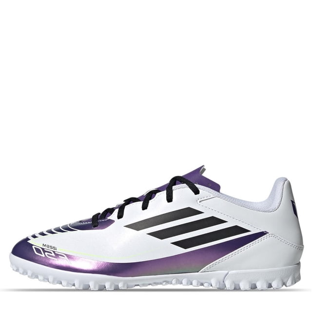 tenis adidas f50 club messi multi para hombre. ie9074 blanco 26 Tenis de fútbol vista lateral derecha, silueta baja con cordones. Exterior sintético blanco con tres franjas negras y acentos morado metalizado en puntera y faldón; lengüeta sintética ligera y collar acolchado visibles. Suela de caucho con tachones para pasto sintético; ajuste clásico. Suele usarse también como opción ligera para entrenamiento en canchas sintéticas.