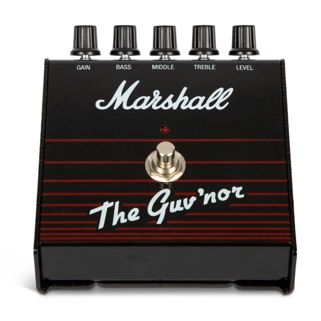 marshall pedal de efecto distorsión para guitarra pedl-00101 marshall negro 35x16x60 réplica Guv'nor, vista frontal centrada con carcasa metálica negra, logo Marshall en blanco y texto "The Guv'nor" sobre franjas rojas; cinco potenciómetros etiquetados Gain, Bass, Middle, Treble y Level, interruptor de pedal cromado y LED rojo. Controles de ganancia, nivel y tono de 3 bandas; requiere alimentación de 9 V.