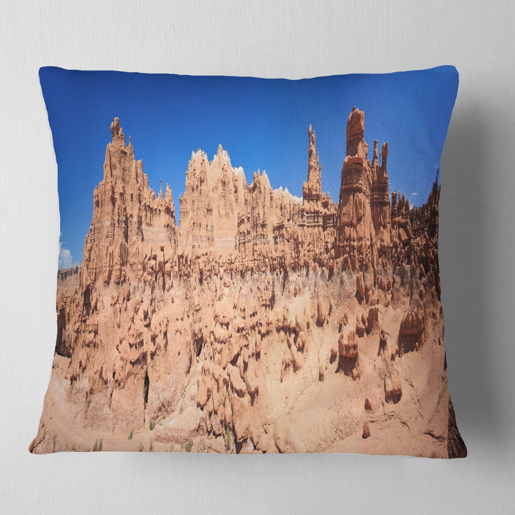 Designart Hoodoo Rock Pinnacles in Goblin Valley - Landscape Printed Throw Pillow - 18x18