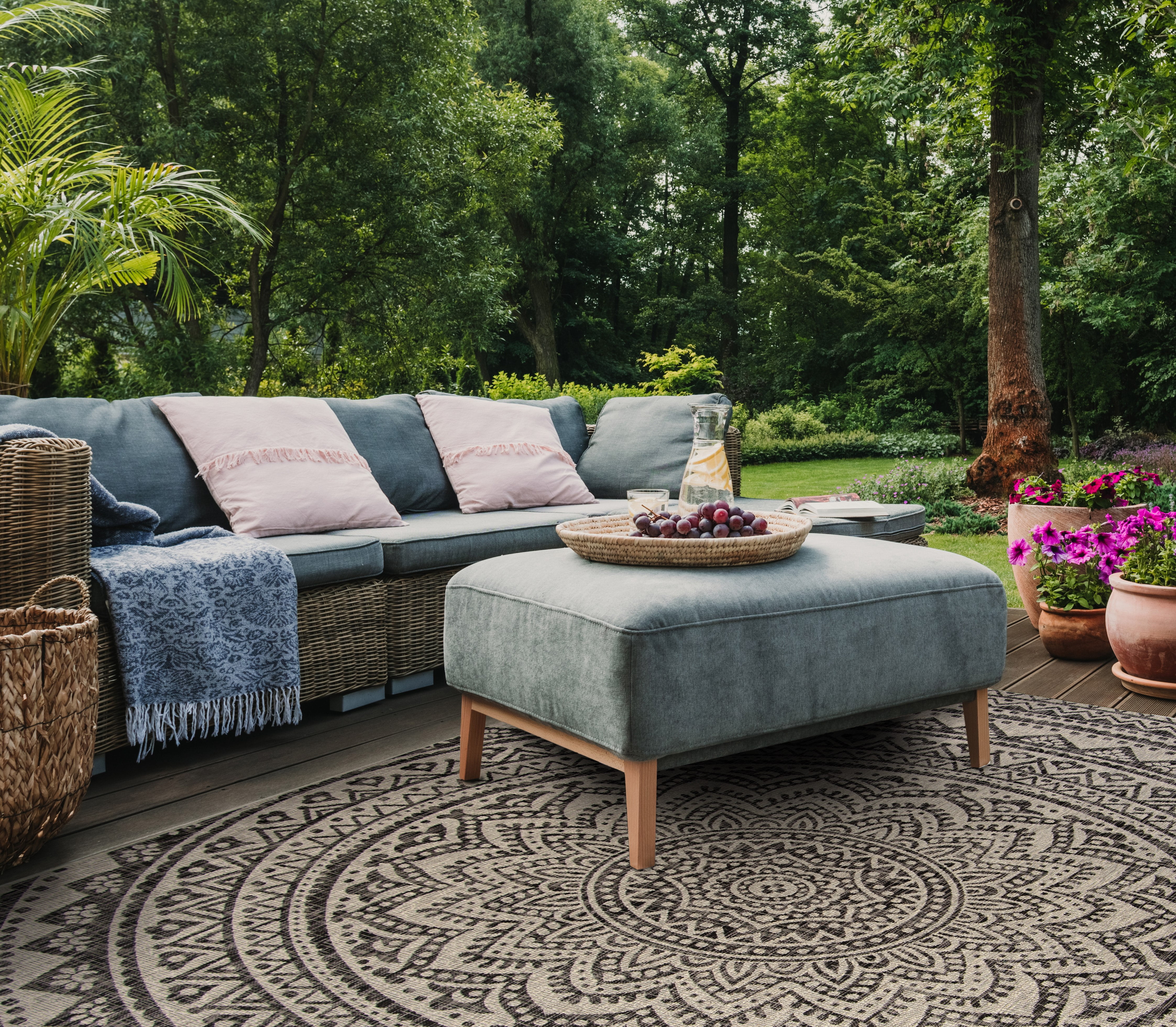 SAFAVIEH Courtyard Josiah Floral Medallion Indoor/Outdoor Area Rug, 8' x 11', Light Grey/Black