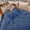 thumbnail image 4 of Cobija Tamaño Queen, Cobija de Tiras Extra Suave, Mantas Acogedoras y Esponjosas para Cama, Sofá, Ligera y Versátil para Oficina, Recámara, Picnic, Decoración Del Hogar, 90x108" Azul, 4 of 7