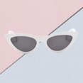thumbnail image 4 of de sol de estrechas para las mujeres blanco Hugo gafas de sol cat eye, 4 of 9