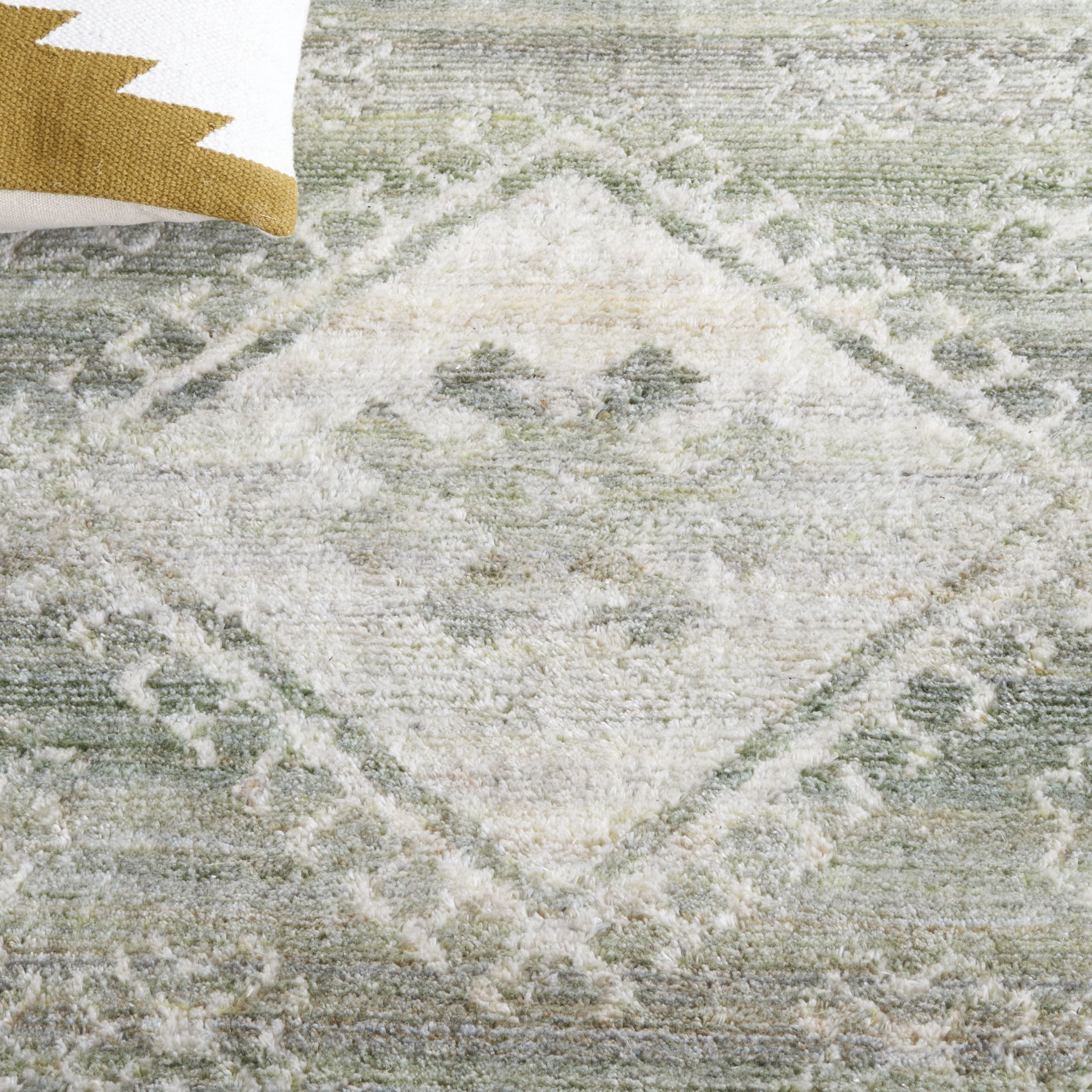SAFAVIEH Marquee Alton Medallion Area Rug, Green/Sage, 5' x 8'