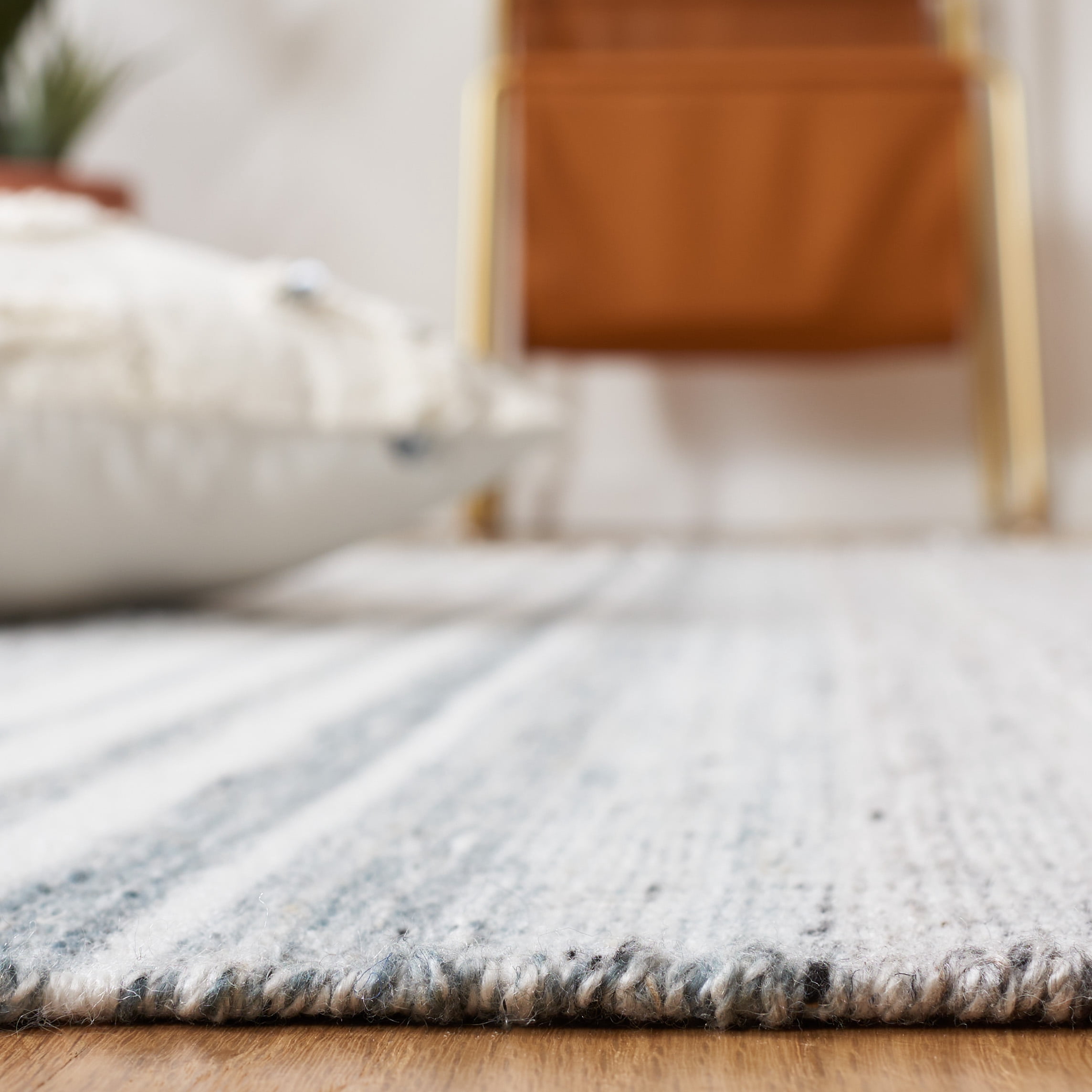 SAFAVIEH Kilim Malena Striped Polyester Area Rug, Ivory/Grey, 6' x 6' Round