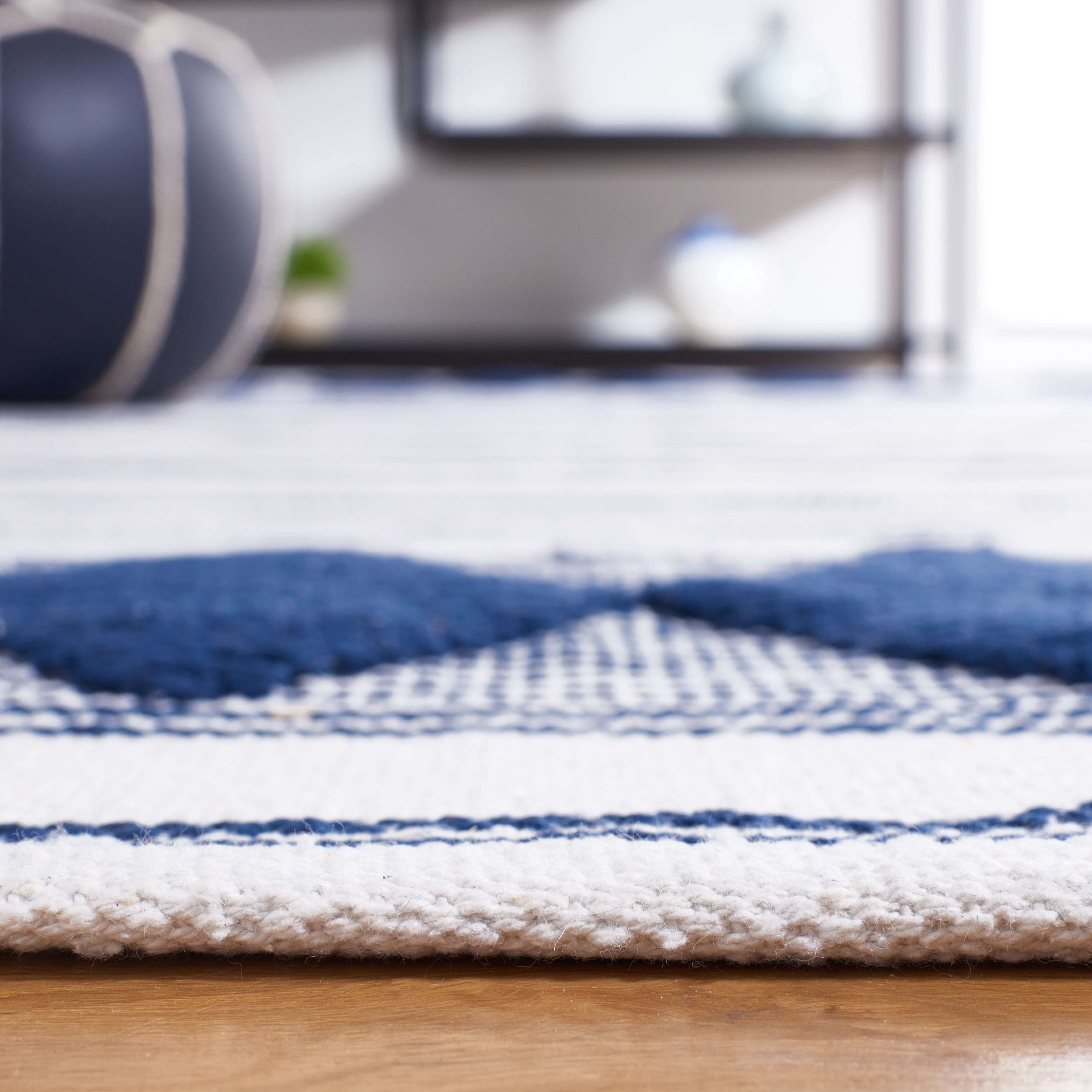 SAFAVIEH Montauk Foliage Striped Cotton Area Rug, Navy/Ivory, 8' x 10'