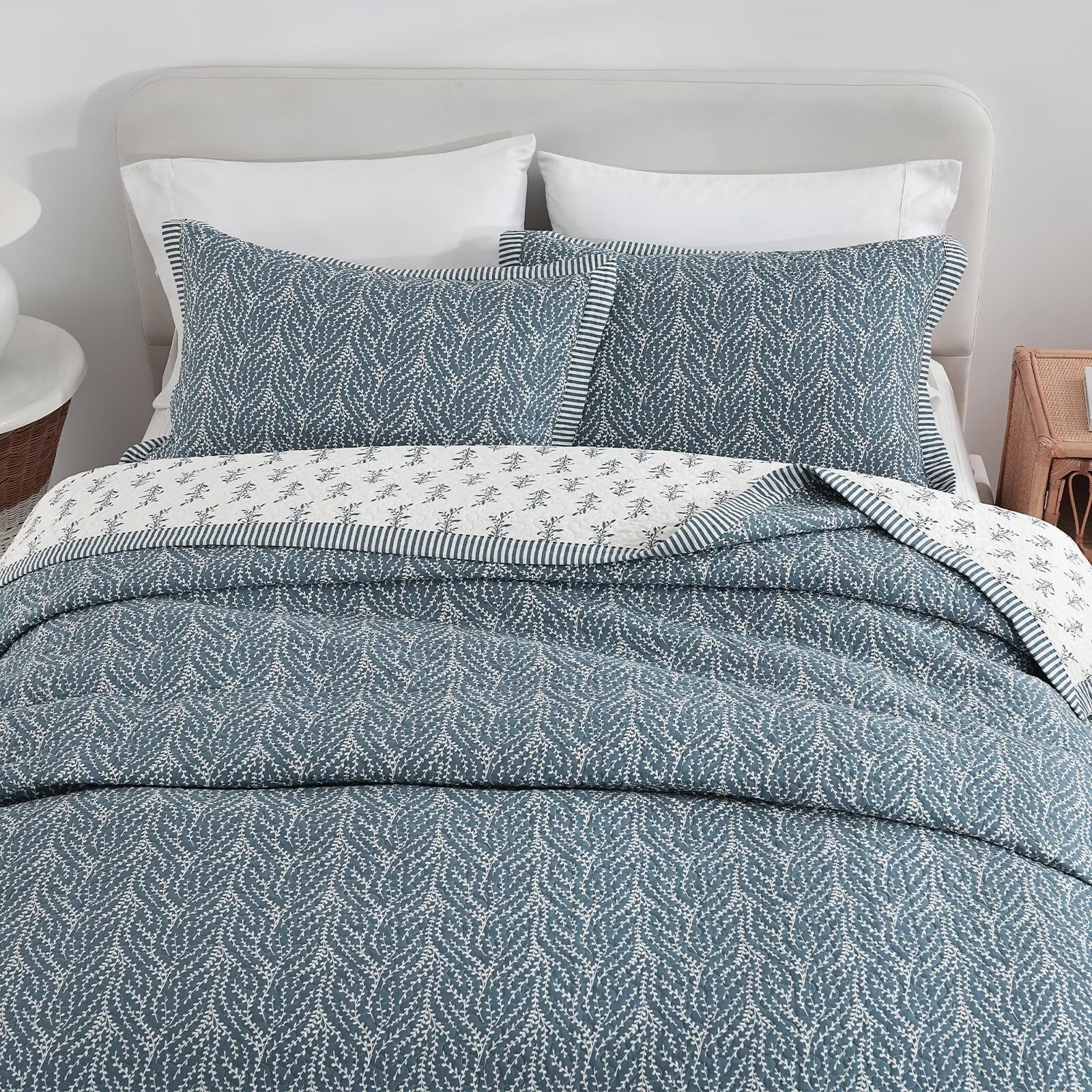 DDUOXIN King Size Quilt Bedspread - 100% Cotton Dusty Blue & White Floal Modern Stylish Summer Quilt for King Bed, Reversible Lightweight King Bedspread with 2 Pillow Shams, 3-Piece All Season