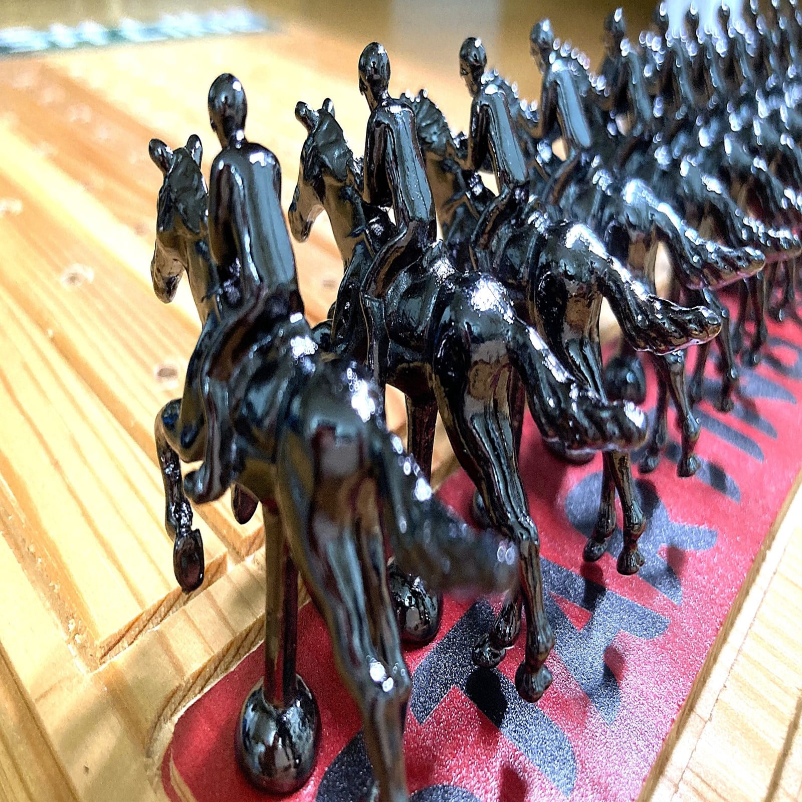 FINENI Horse Racing Game for Adults, Horse Race Board Game with 11 Luxurious Metal Horses (Black), 22” Pine Wood Horse Race Game Board, Dice & Card Included