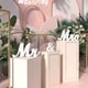 thumbnail image 5 of Letrero para mesa de boda con texto «Mr and Mrs» de madera, color violeta, color blanco, 5 of 8