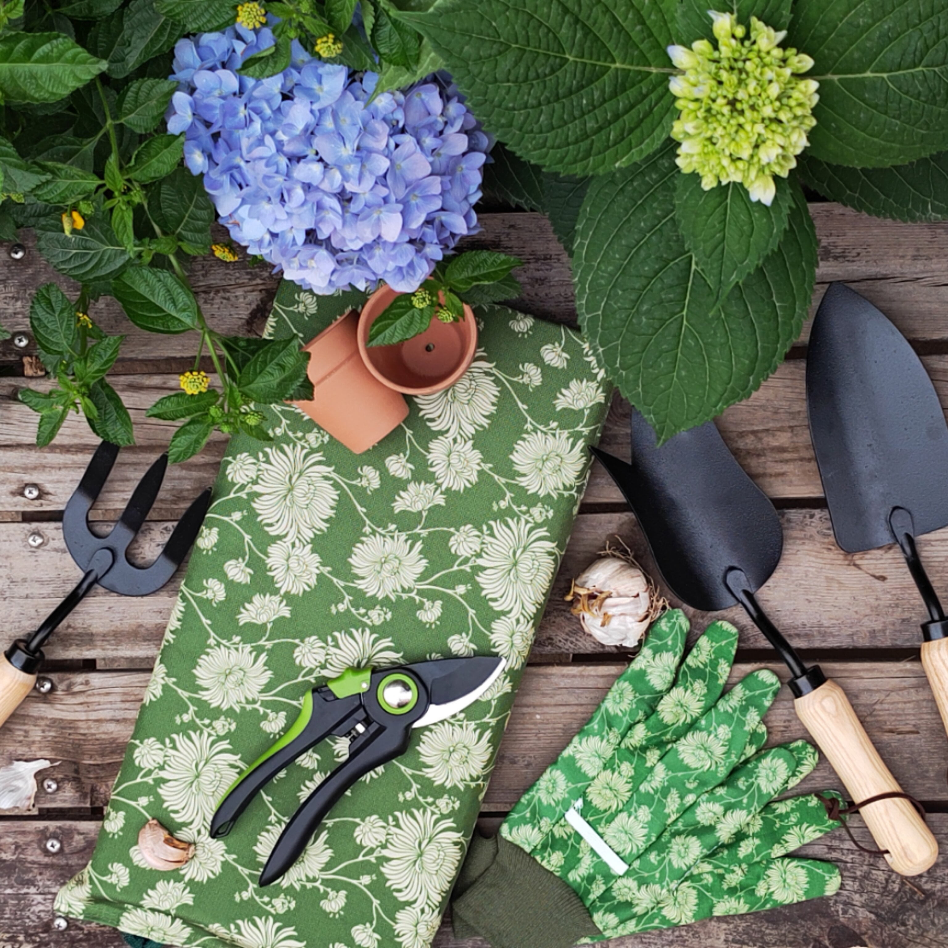 Colwelt Heavy Duty Garden Tools Set Including Garden Tote, Kneeling Pad, Gloves, Pruner, Trowel, Tulip Trowel, Cultivator - Gardening Gifts for Women Men